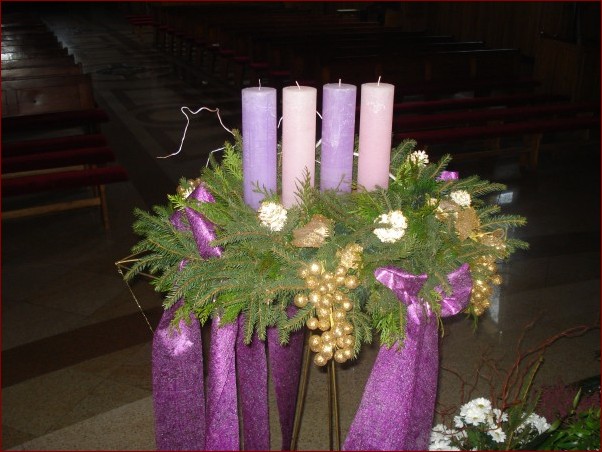 Wieniec adwentowy do kościoła - tradycja, symbolika i piękno tego bożonarodzeniowego symbolu