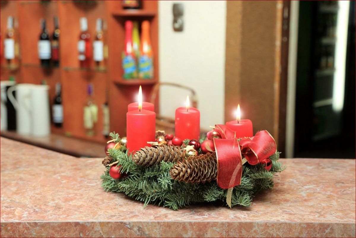 Wieniec adwentowy do kościoła - tradycja, symbolika i piękno tego bożonarodzeniowego symbolu