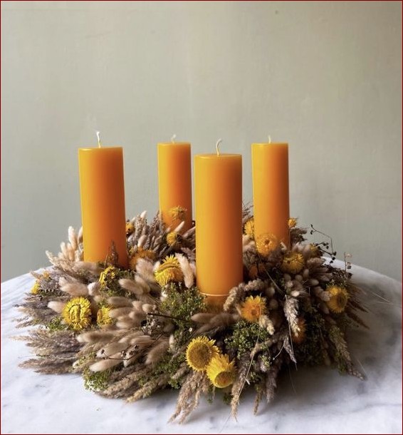 Wieniec adwentowy do kościoła - tradycja, symbolika i piękno tego bożonarodzeniowego symbolu